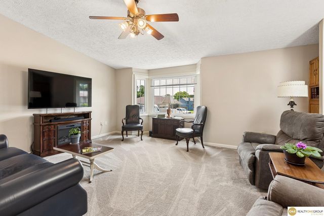 111 Summerset Circle, Papillion, NE 68133