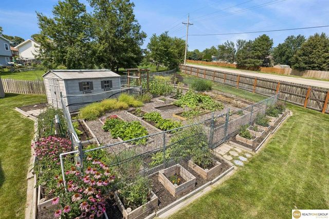 111 Summerset Circle, Papillion, NE 68133