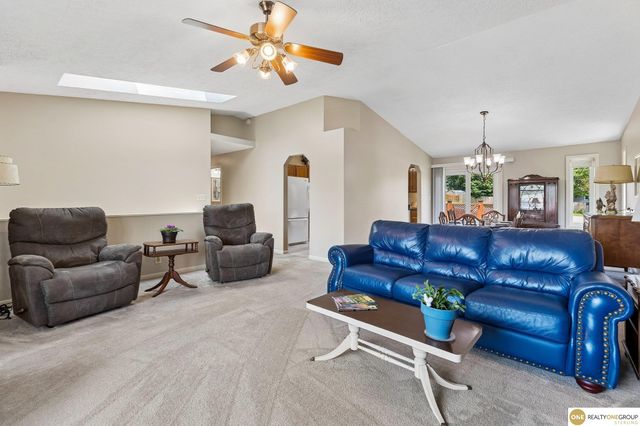 111 Summerset Circle, Papillion, NE 68133