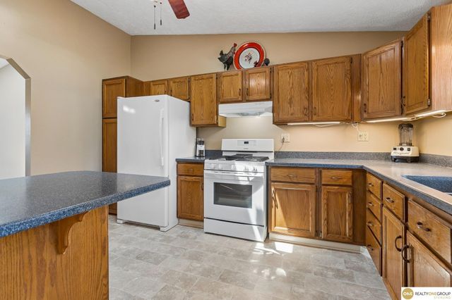 111 Summerset Circle, Papillion, NE 68133