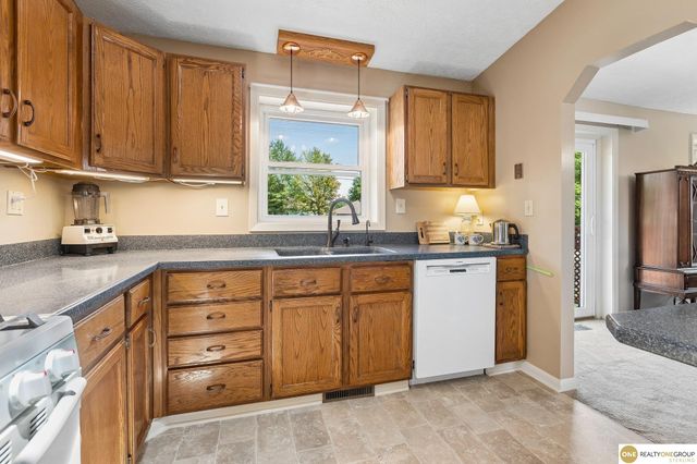 111 Summerset Circle, Papillion, NE 68133