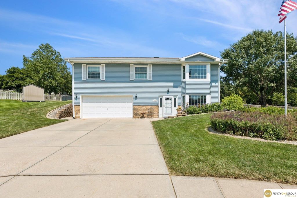 111 Summerset Circle, Papillion, NE 68133