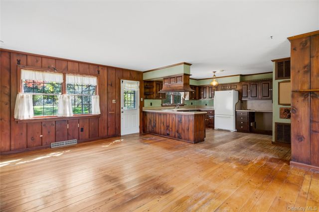 42 Senne Road, Northport, NY 11768