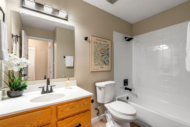 6419 Amberside Road NW, Albuquerque, NM 87120