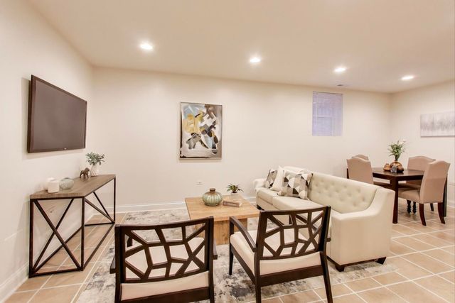 6170 N Winchester Avenue G, Chicago, IL 60660