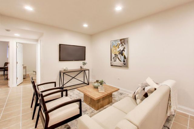 6170 N Winchester Avenue G, Chicago, IL 60660