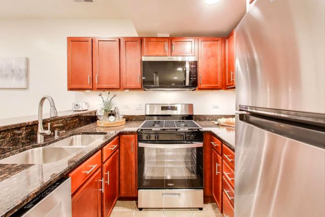 6170 N Winchester Avenue G, Chicago, IL 60660