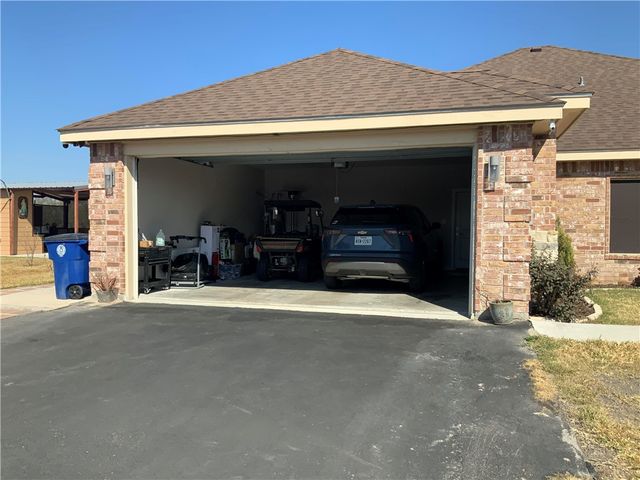 894 COUNTY ROAD 465, Alice, TX 78332