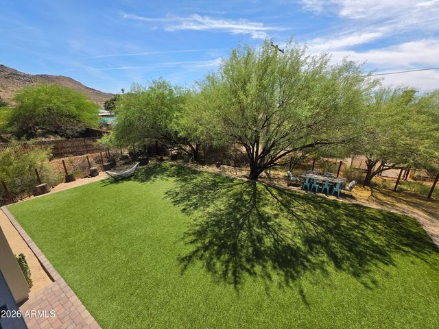 933 W MERCER Lane, Phoenix, AZ 85029