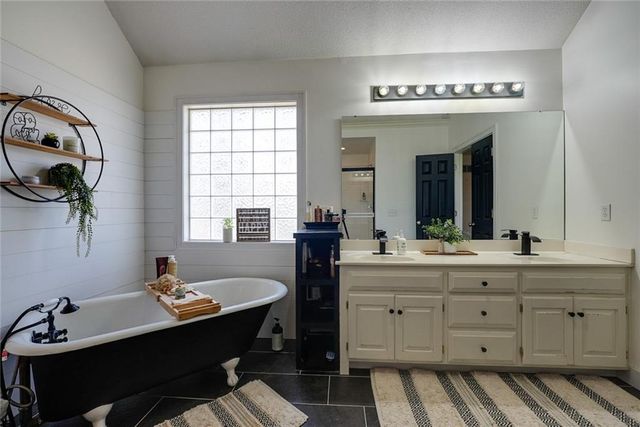 1124 Aspen Drive, Liberty, MO 64068