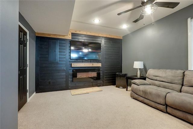 1124 Aspen Drive, Liberty, MO 64068