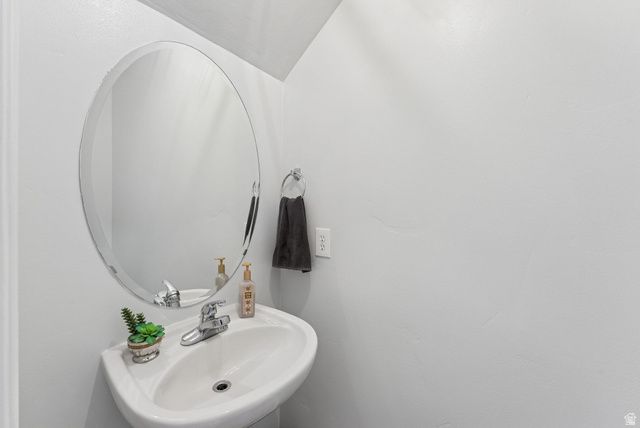 908 HALSTEAD DR, North Salt Lake, UT 84054