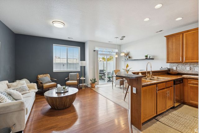 908 HALSTEAD DR, North Salt Lake, UT 84054