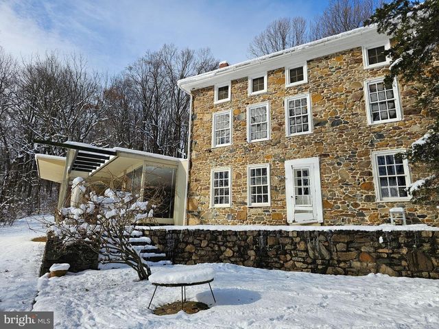 2585 CHARLESTOWN RD, Phoenixville, PA 19460