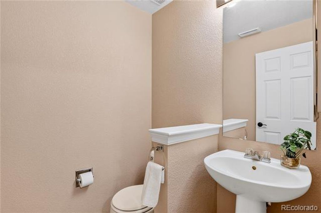 Image 16 of property listing at 6414 Silver Mesa Drive E, Highlands Ranch, CO 80130