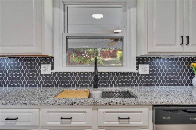 5227 N Garden LN, Roanoke, VA 24019