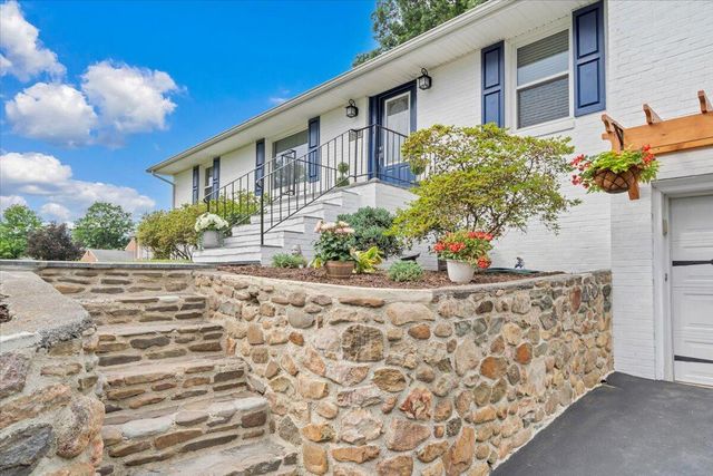 5227 N Garden LN, Roanoke, VA 24019