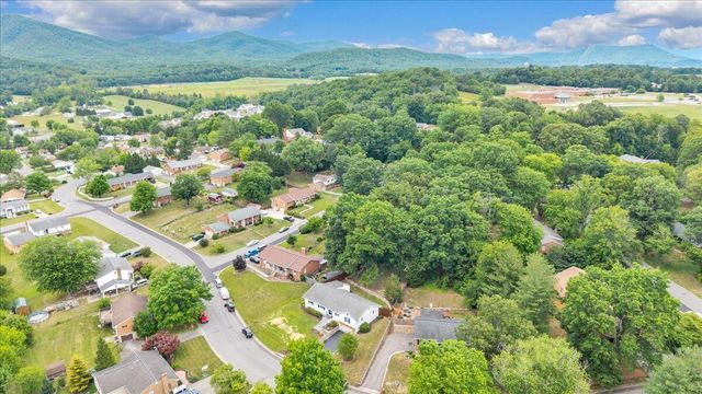 5227 N Garden LN, Roanoke, VA 24019