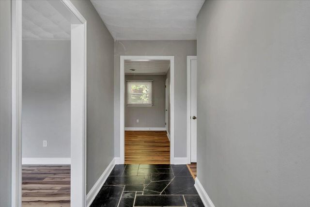 5227 N Garden LN, Roanoke, VA 24019