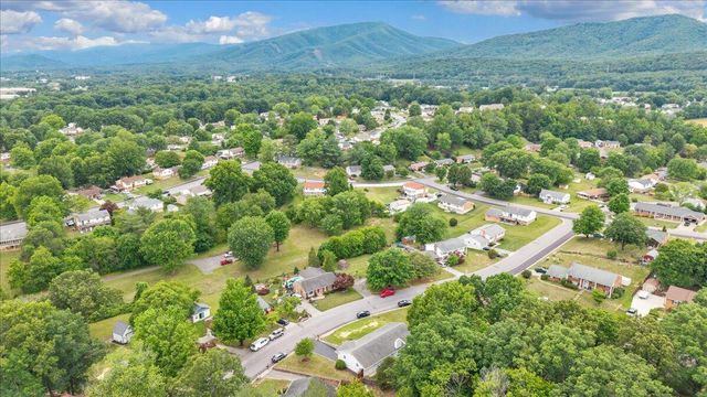 5227 N Garden LN, Roanoke, VA 24019