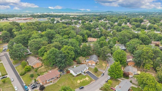 5227 N Garden LN, Roanoke, VA 24019