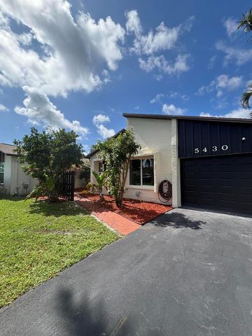 5430 Mirror Lakes Boulevard, Boynton Beach, FL 33472