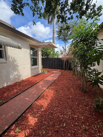 5430 Mirror Lakes Boulevard, Boynton Beach, FL 33472