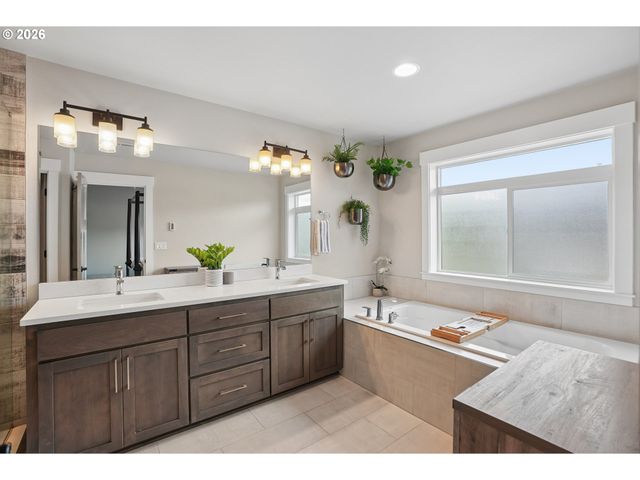 896 Se 43RD Ave, Hillsboro, OR 97123