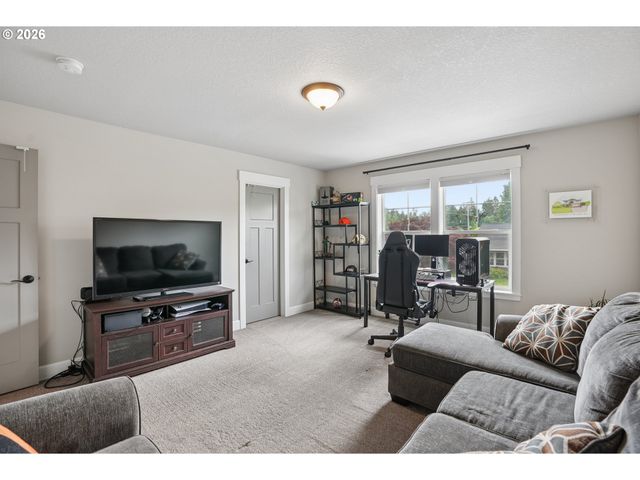 896 Se 43RD Ave, Hillsboro, OR 97123