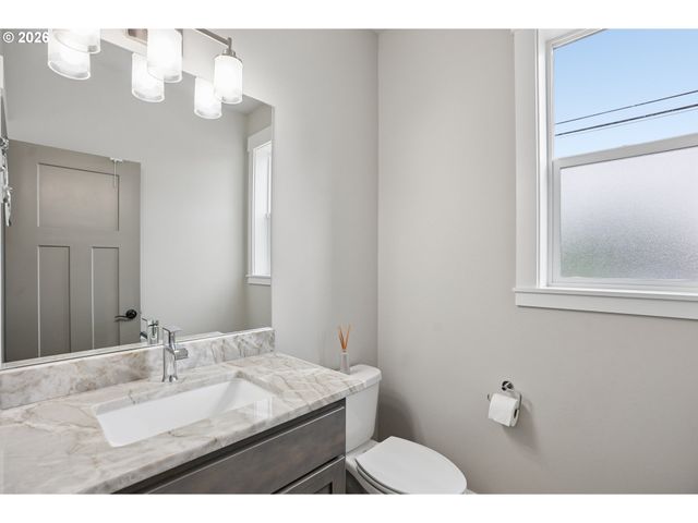 896 Se 43RD Ave, Hillsboro, OR 97123