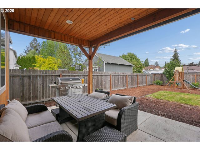 896 Se 43RD Ave, Hillsboro, OR 97123