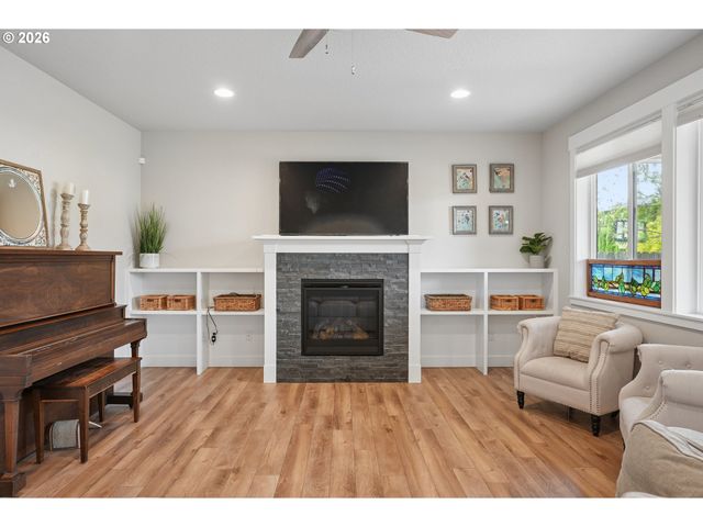896 Se 43RD Ave, Hillsboro, OR 97123