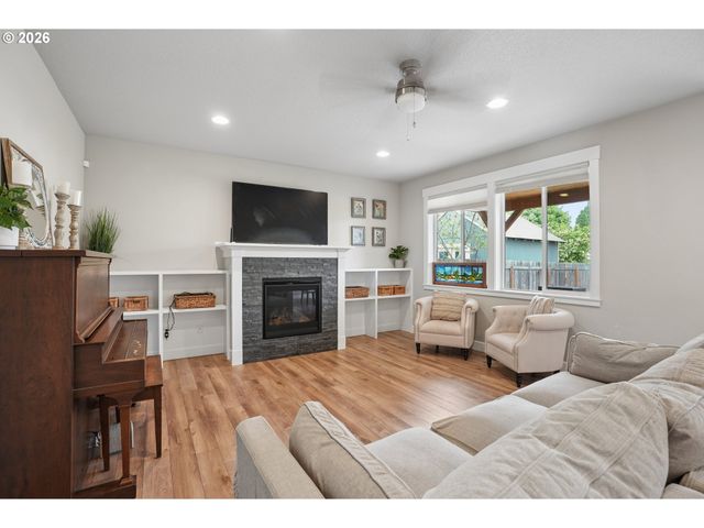 896 Se 43RD Ave, Hillsboro, OR 97123