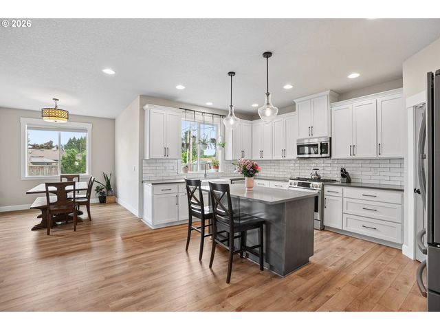 896 Se 43RD Ave, Hillsboro, OR 97123