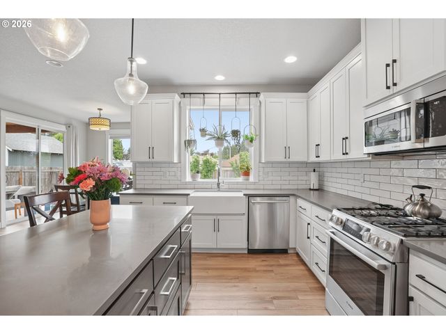 896 Se 43RD Ave, Hillsboro, OR 97123