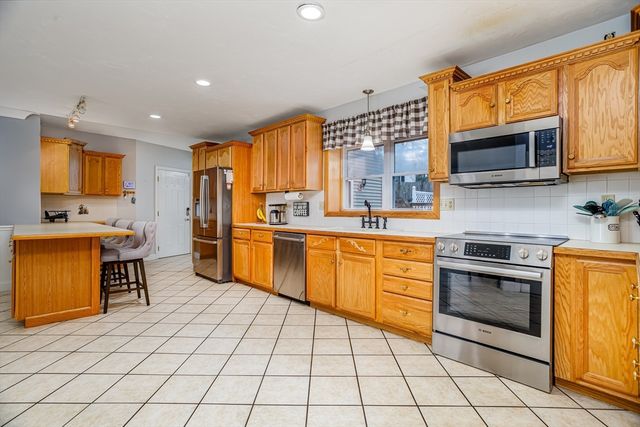 12 Cole Farm Rd, Lancaster, MA 01523
