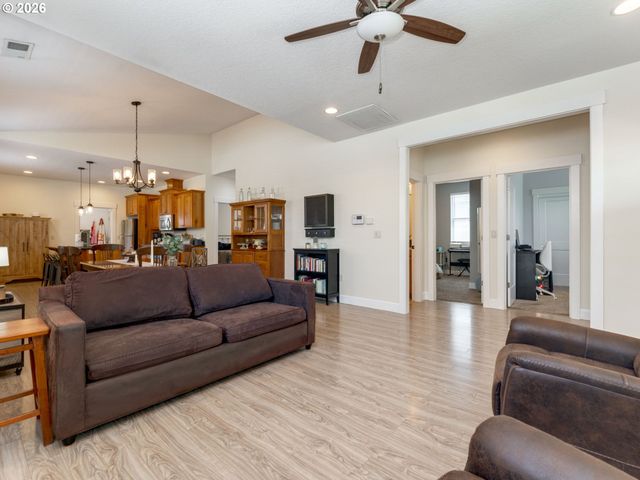 3584 Ne HEMBREE St, Mc Minnville, OR 97128