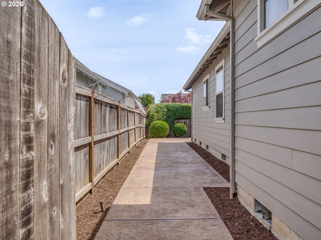 Image 28 of property listing at 3584 Ne HEMBREE St, Mc Minnville, OR 97128