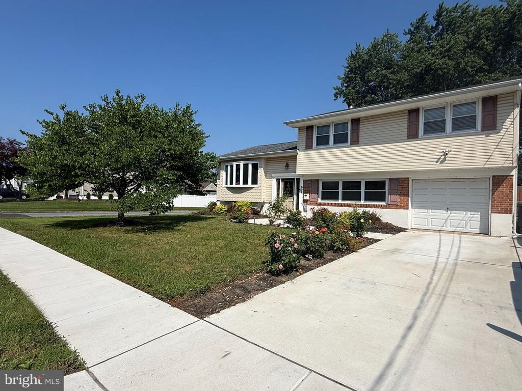 301 FAIRMOUNT AVE, Blackwood, NJ 08012