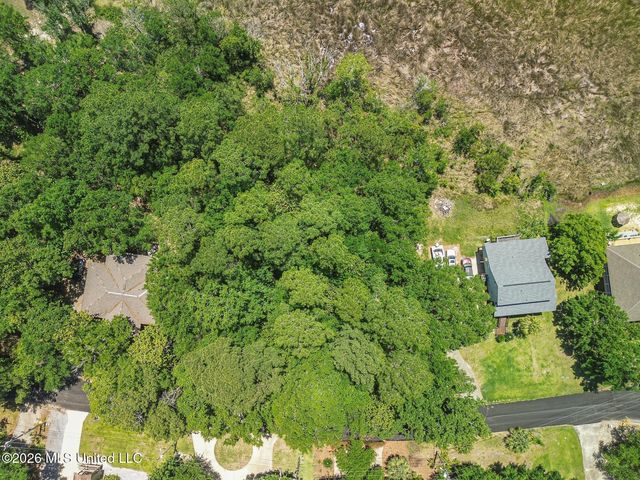 W Simmons Circle, Ocean Springs, MS 39564