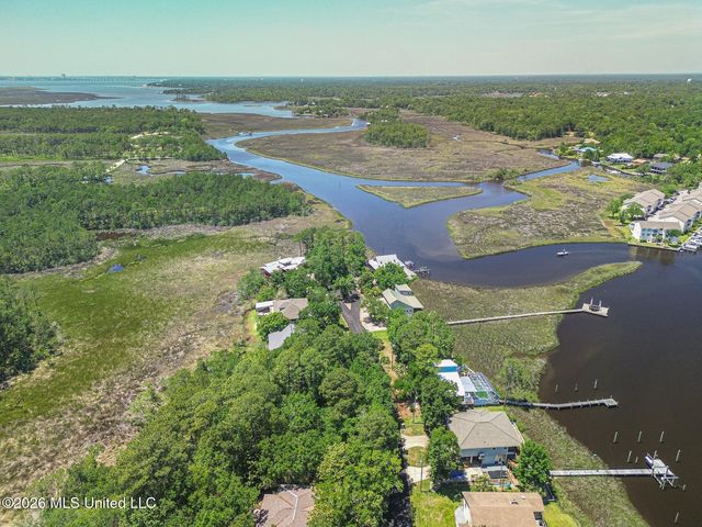 W Simmons Circle, Ocean Springs, MS 39564