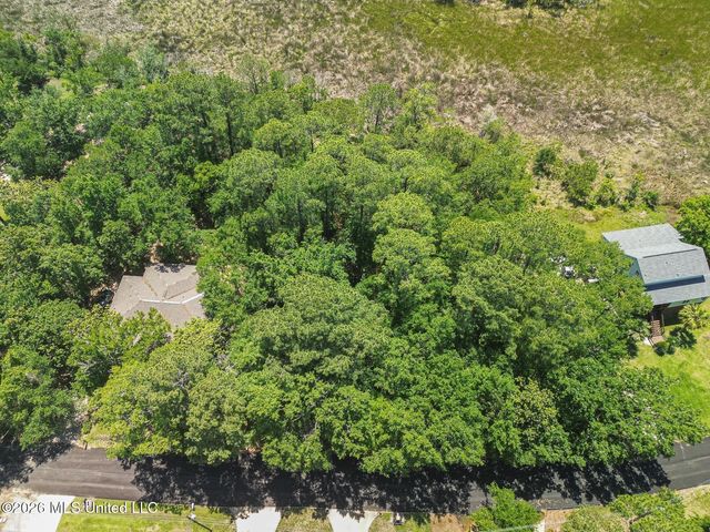 W Simmons Circle, Ocean Springs, MS 39564
