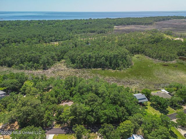 W Simmons Circle, Ocean Springs, MS 39564