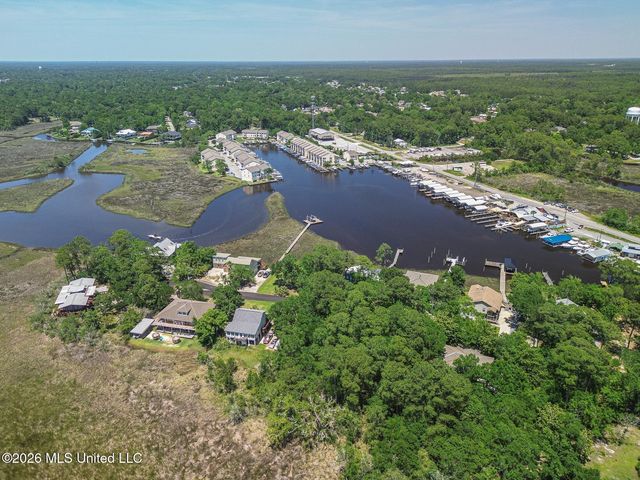 W Simmons Circle, Ocean Springs, MS 39564
