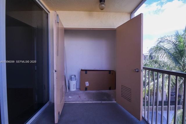 8215 Lake Dr 504, Doral, FL 33166