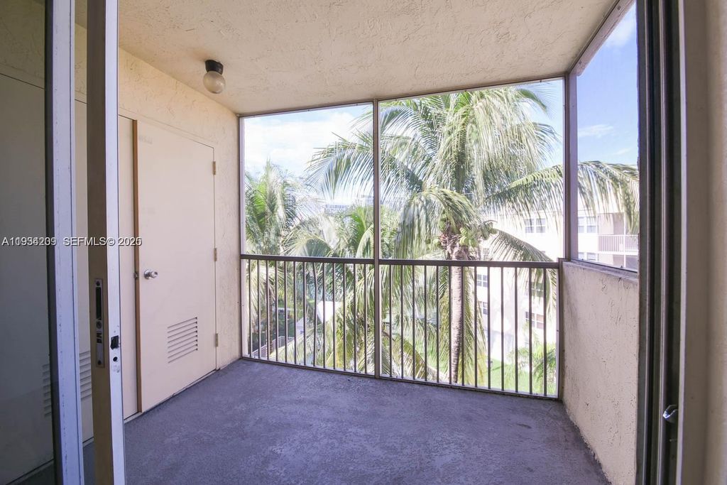 8215 Lake Dr 504, Doral, FL 33166