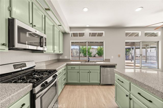 7450 Red Clover Way, Highland, CA 92346