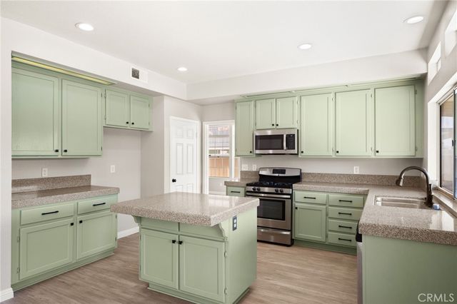 7450 Red Clover Way, Highland, CA 92346
