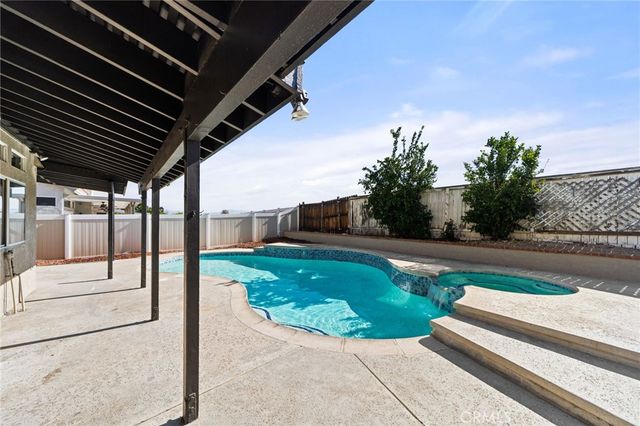 7450 Red Clover Way, Highland, CA 92346