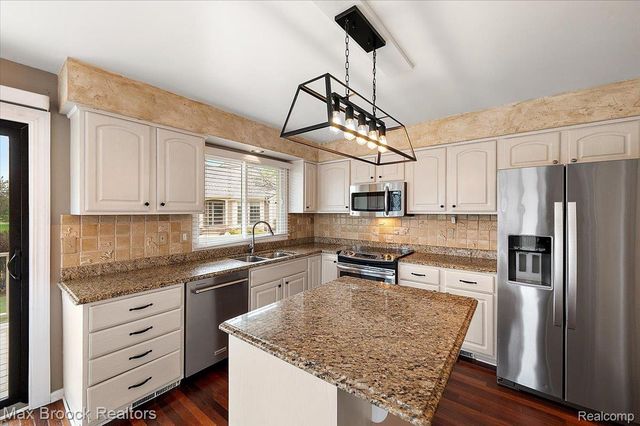 888 Tartan Trail, Bloomfield Hills, MI 48304